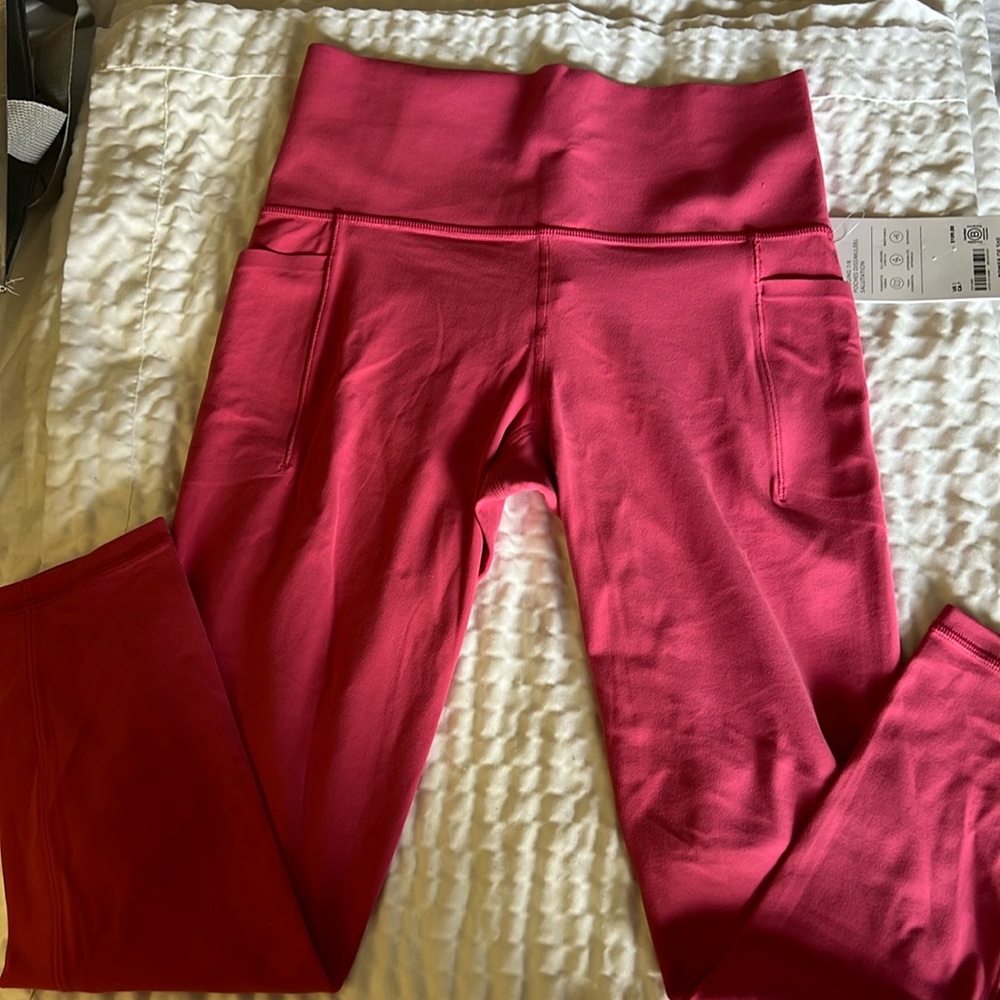 New With Tag Athleta Salutation Stash 7/8 Thigh in Pink Small
